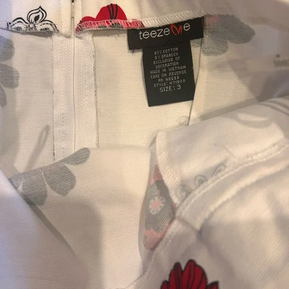 Teeze Me bold floral strapless White/black/red/pink artsy mini Dress size 3 - Picture 2 of 3